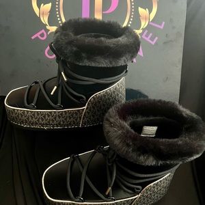 MK Snow Boot Black & Gold Size 11 m